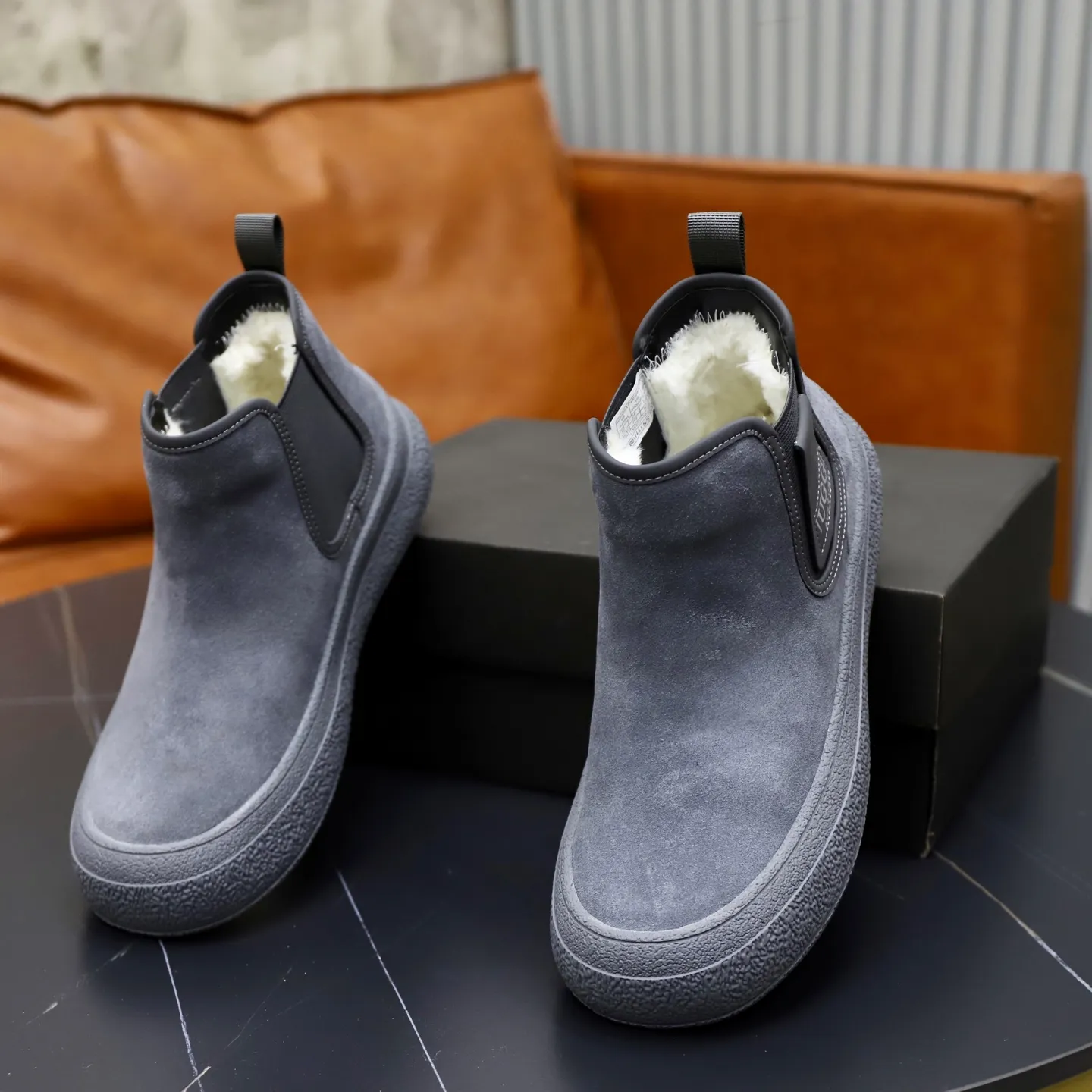 Ex-factory price: 580💰Thick wool imported from Australia Brand: UGG genuine purchase Size: 39-44 Grade: Official website 1:1 Material: First layer of genuine leather waterproof and anti-freeze upper Real wool lining Original non-slip soft wear-resistant outsole Style category: Men's casual shoes Trendy style Comfortable on the feet Color: Official website color synchronization